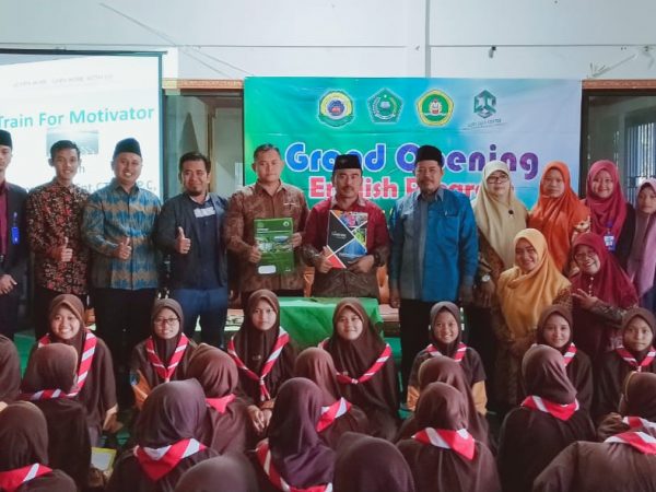 Language Center MTsN 3 Jombang Kerjasama dengan ELCoS STKIP PGRI Jombang