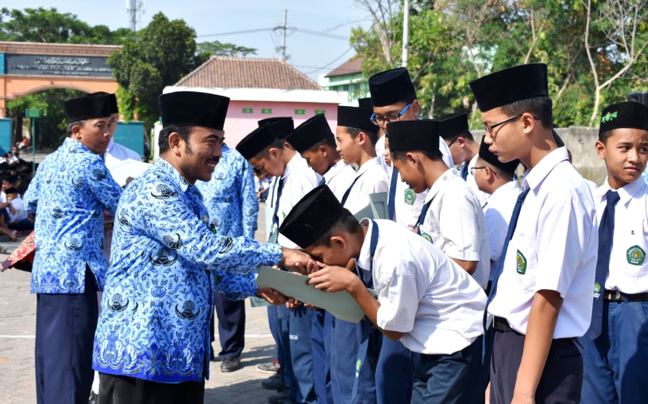 MTsN 3 Jombang Beri Penghargaan Peserta Didik Peringkat I Kelas