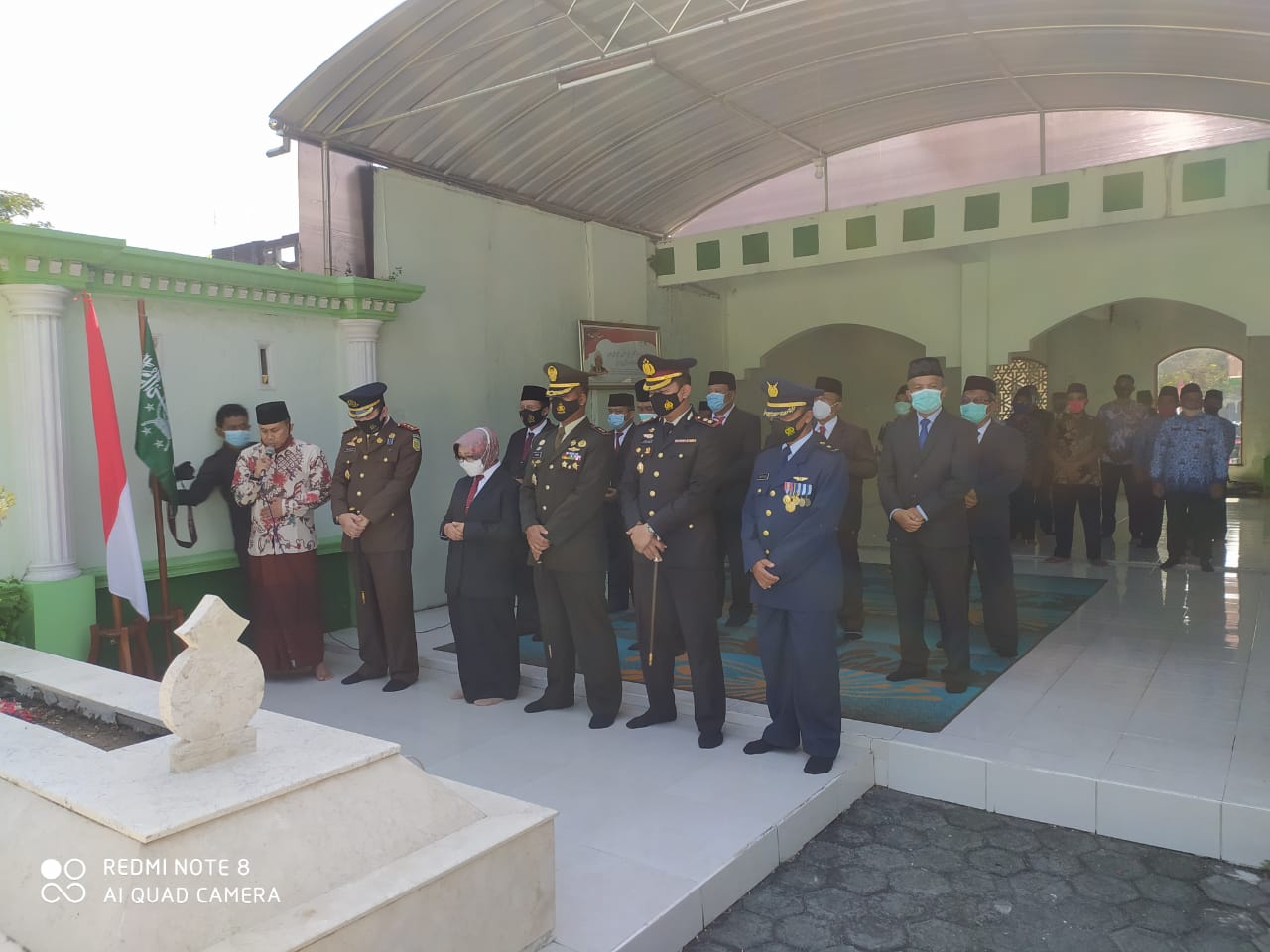 Bupati Jombang dan Keluarga besar MTsN 3 Jombang Peringati Hari Pahlawan di Makam KH. Abdul Wahab Hasbullah