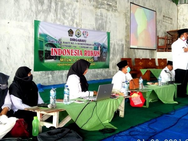 Kepala Kantor Kemenag Jombang Kunjungi MTsN 3 Jombang, Bina Persiapan PTMT