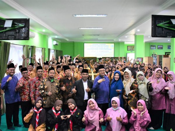 Bina Pembiasaan Berbahasa Inggris pada Kelas Unggulan ICP MTsN 3 Jombang Gandeng FEE Center