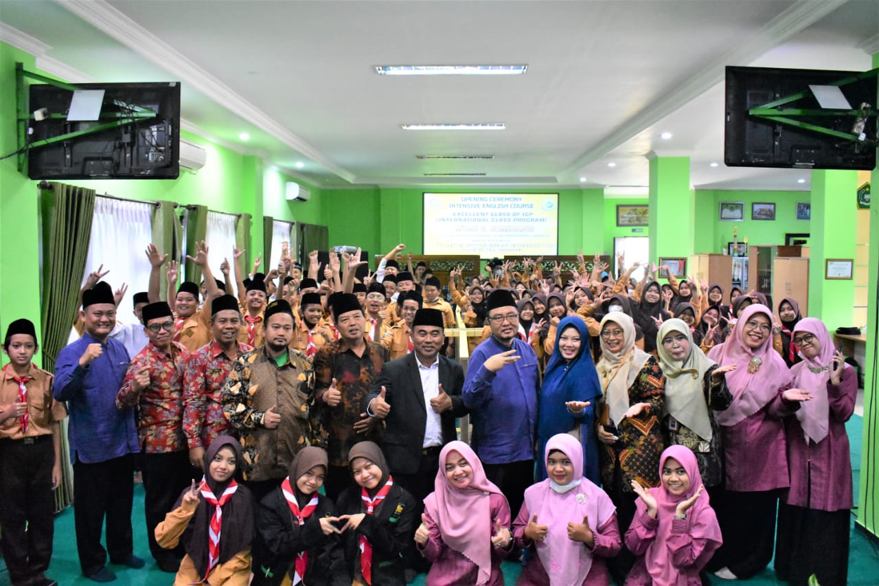 Bina Pembiasaan Berbahasa Inggris pada Kelas Unggulan ICP MTsN 3 Jombang Gandeng FEE Center