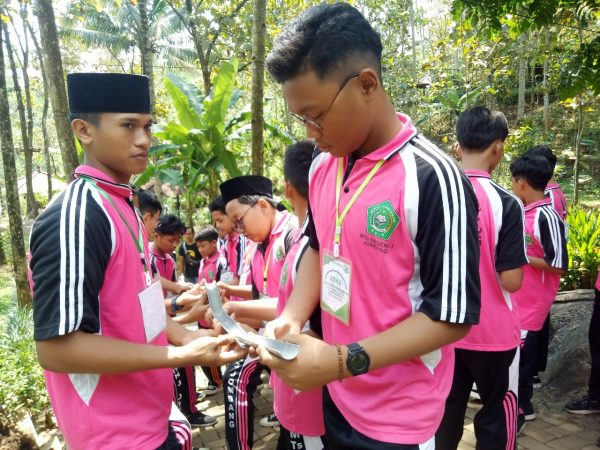 85 Anggota OSIS MTsN 3 Jombang ikuti LDKS di Wonosalam