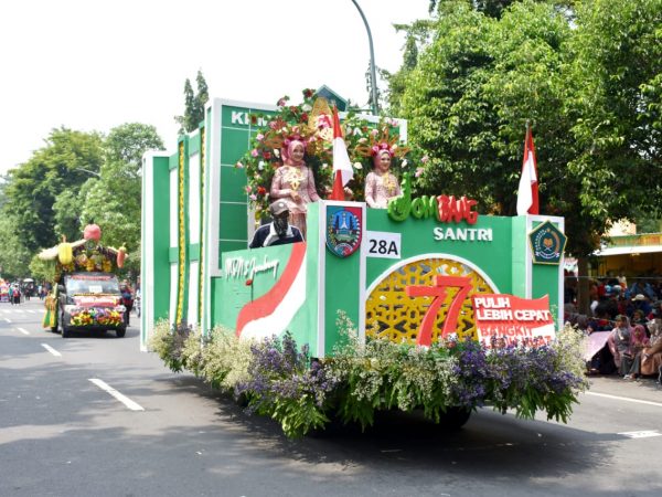 MTsN 3 Jombang Meriahkan Karnaval Mobil Hias Kabupaten Jombang dengan Tema Adiwiyata