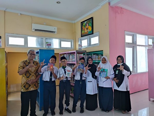 Siswa MTsN 3 Jombang Kunjungi Dinas Perpustakaan dan Kearsipan Kabupaten Jombang Laksanakan Kegiatan PerTaLit