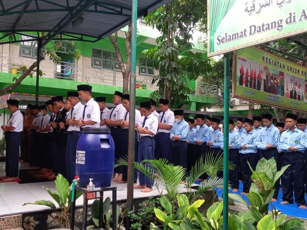 Turut Rasakan Duka yang Mendalam, MTsN 3 Jombang Gelar Sholat Ghoib dan Doa Bersama untuk Korban Tragedi Kanjuruhan