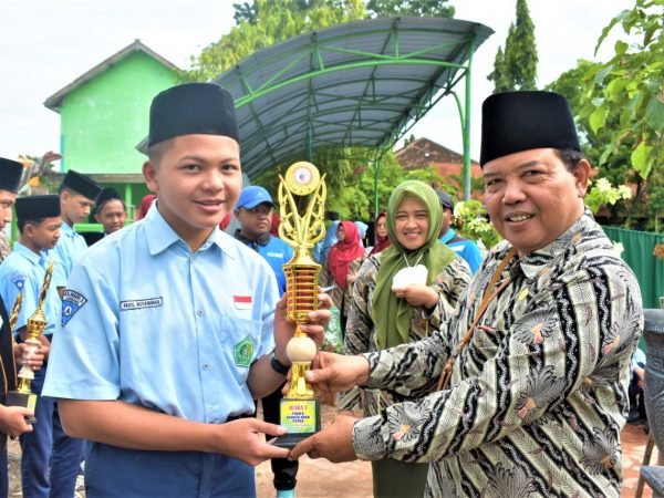 MTsN 3 Jombang Beri Penghargaan Siswa Berprestasi