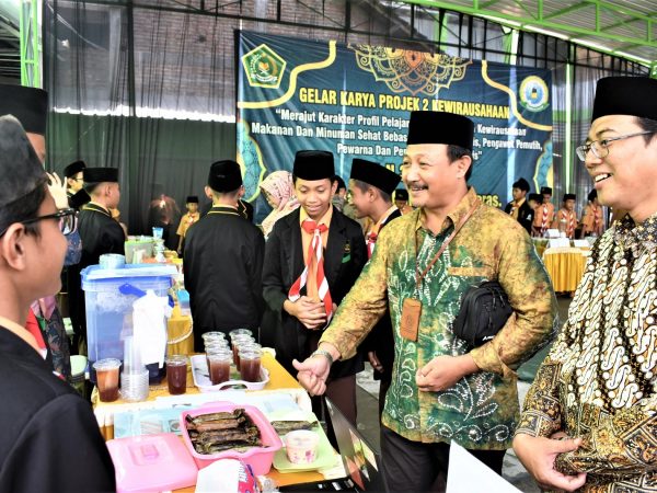 MTsN 3 Jombang Gelar P5 dengan Tema Kewirausahaan