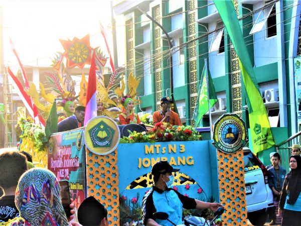 MTsN 3 Jombang Turut Memeriahkan Pawai Budaya Desa Tambakrejo dalam Rangka Peringatan Hari Kemerdekaan