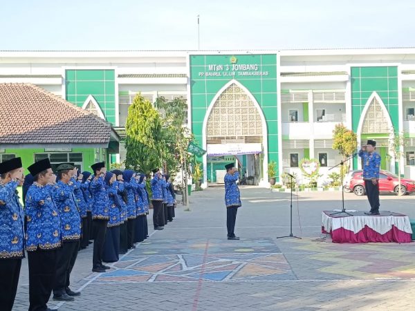 MTsN 3 Jombang PP Bahrul Ulum Memperingati HUT RI ke-78 dengan Upacara Bendera dan Penghargaan bagi Pendidik dan Tenaga Kependidikan