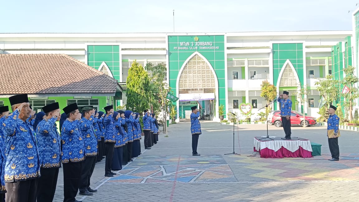 MTsN 3 Jombang PP Bahrul Ulum Memperingati HUT RI ke-78 dengan Upacara Bendera dan Penghargaan bagi Pendidik dan Tenaga Kependidikan