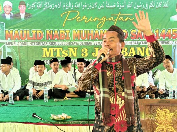 MTsN 3 Jombang PP Bahrul Ulum Tambakberas Memperingati Maulid Nabi Muhammad SAW 1445 Hijriyah dengan Gema Sholawat