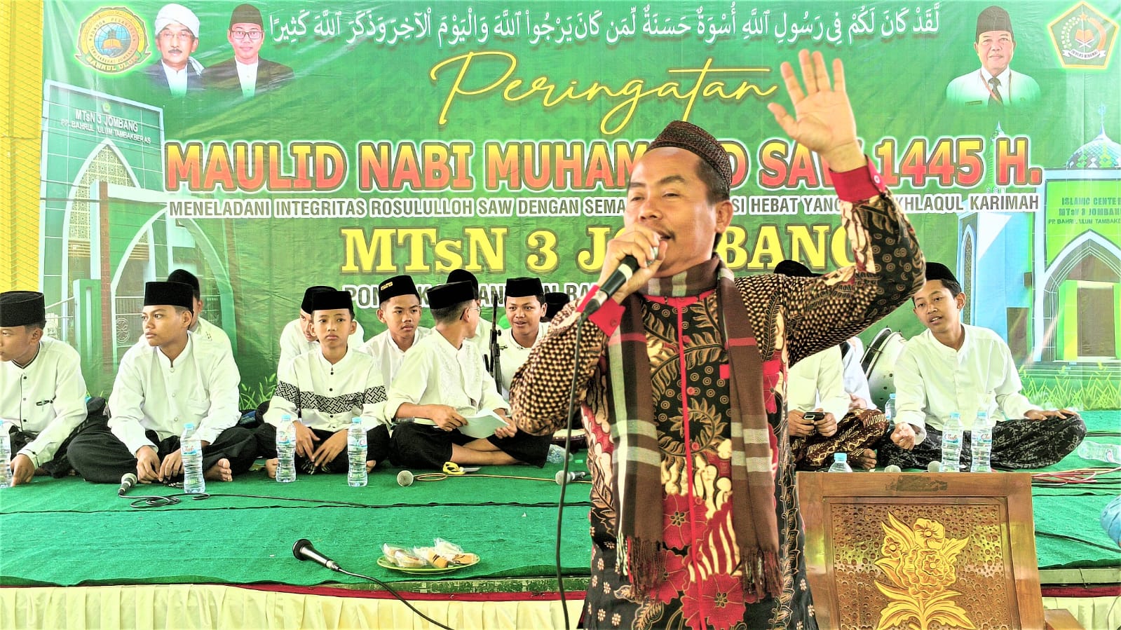 MTsN 3 Jombang PP Bahrul Ulum Tambakberas Memperingati Maulid Nabi Muhammad SAW 1445 Hijriyah dengan Gema Sholawat