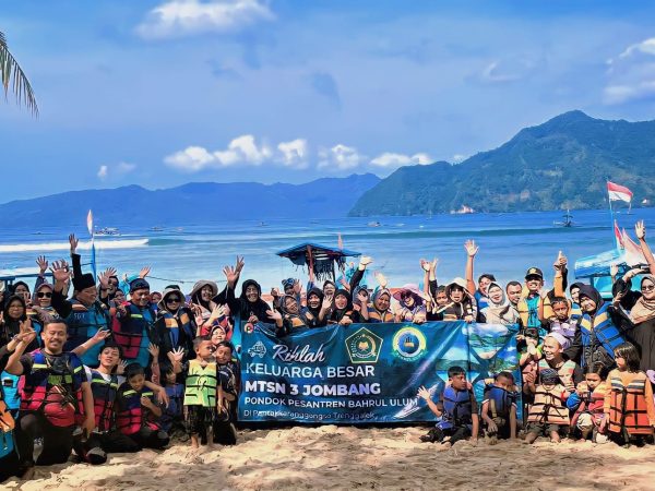 Rihlah Keluarga Besar MTsN 3 Jombang Ke Pantai Karanggongso Trenggalek