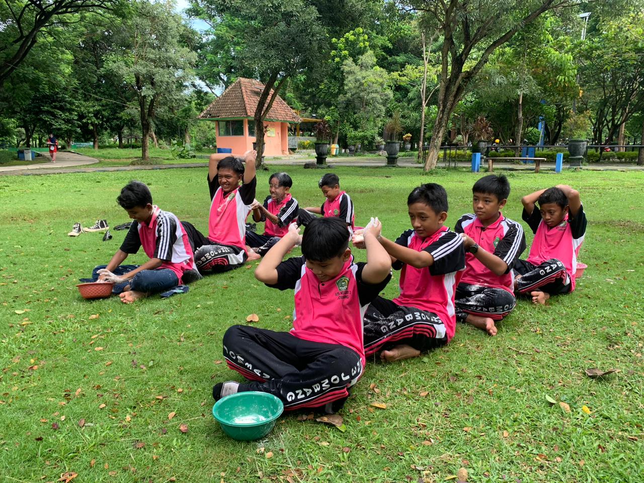 Suksesnya Kegiatan Outdoor Learning Bahasa Inggris di Taman Kebon Ratu Jombang oleh LC MTsN 3 Jombang PP Bahrul Ulum