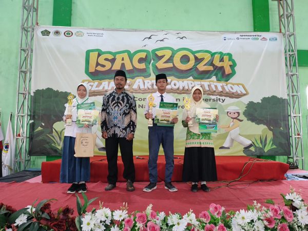 Dua Siswa MTsN 3 Jombang PP Bahrul Ulum Raih Juara dalam Lomba Kaligrafi di Islamic Art Competition 2024