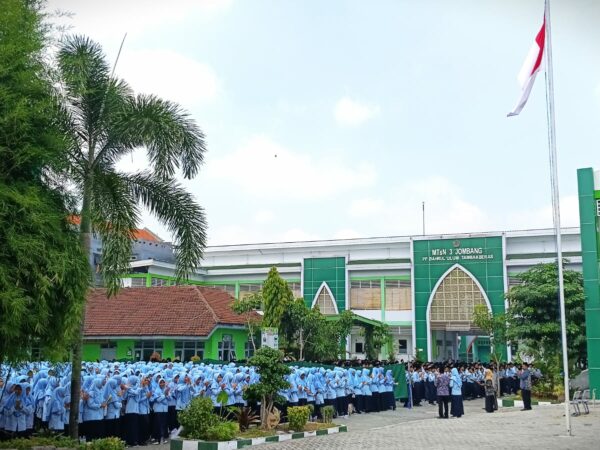 MTsN 3 Jombang PP Bahrul Ulum Gelar Upacara Peringatan Hari Pendidikan Nasional