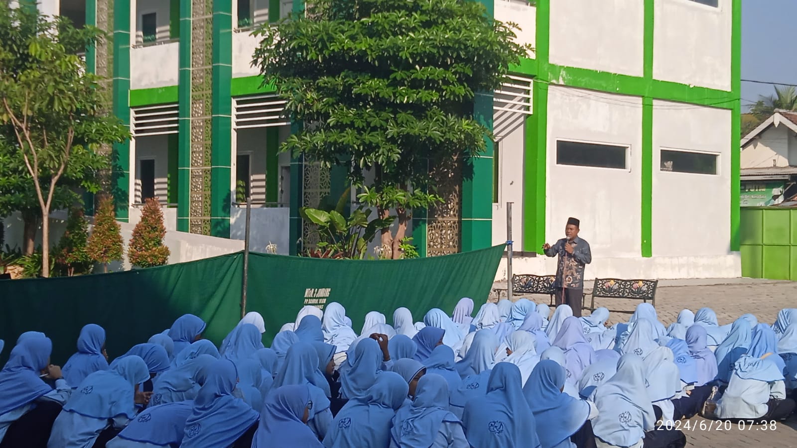 Pembinaan Karakter Keagamaan di MTsN 3 Jombang PP Bahrul Ulum