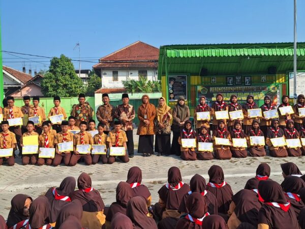 MTsN 3 Jombang Apresiasi Siswa Berprestasi dengan Sertifikat dan Voucher Menarik