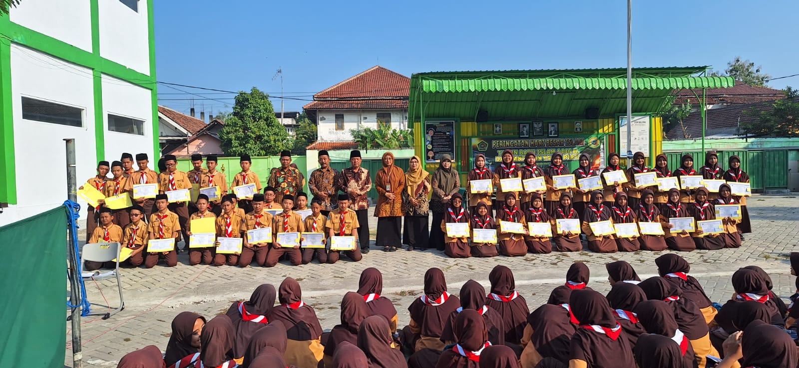 MTsN 3 Jombang Apresiasi Siswa Berprestasi dengan Sertifikat dan Voucher Menarik