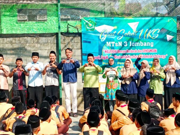 Giat Sehat UKS MTsN 3 Jombang, PP. Bahrul Ulum Tambakberas Jombang: Waspada Demam Berdarah dan Gondongen