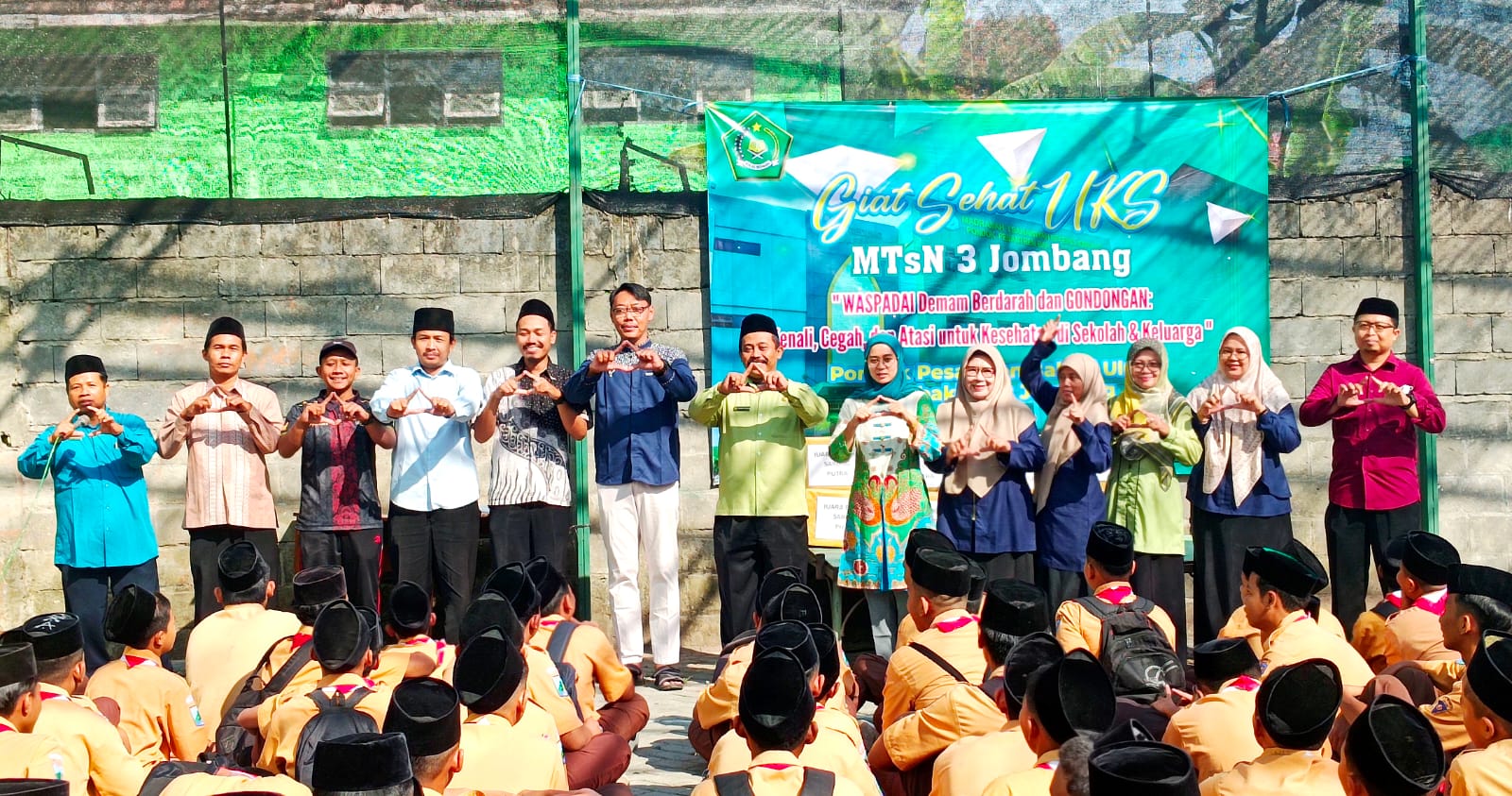 Giat Sehat UKS MTsN 3 Jombang, PP. Bahrul Ulum Tambakberas Jombang: Waspada Demam Berdarah dan Gondongen