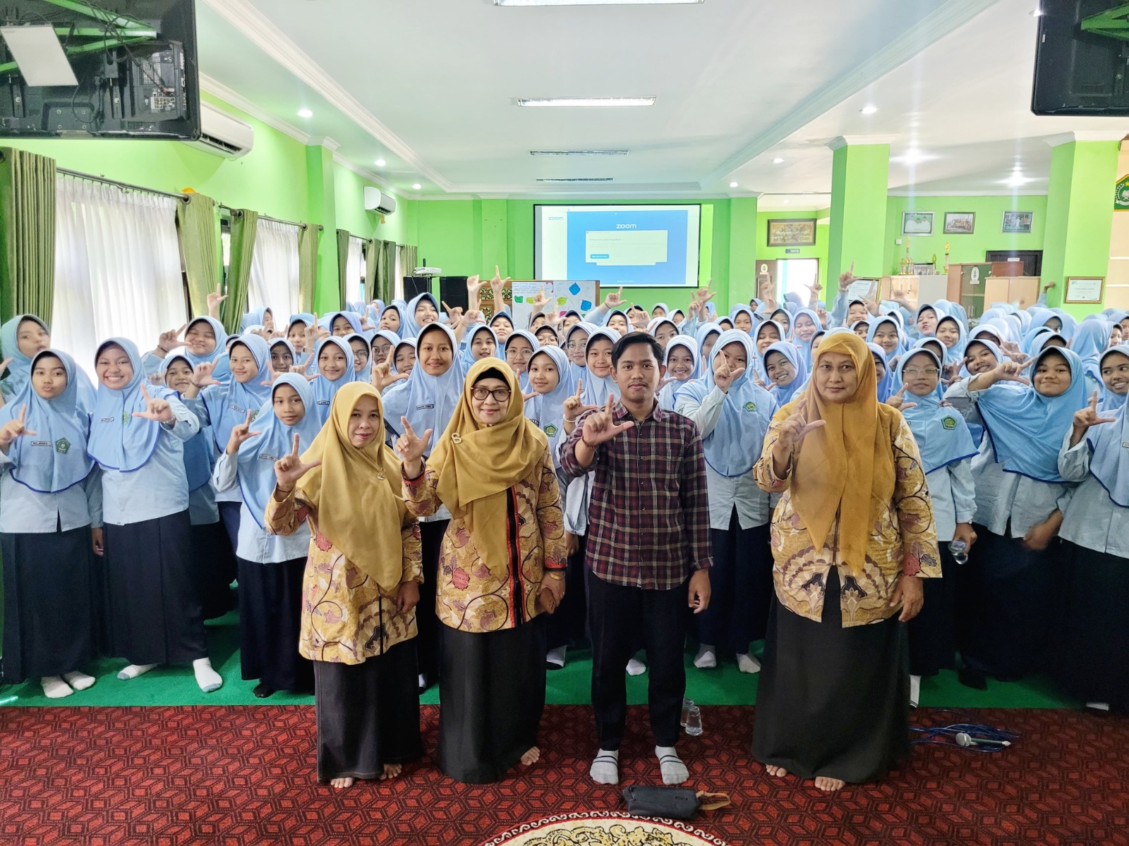 MTsN 3 Jombang PP Bahrul Ulum Gelar Nobar Literasi Digital bersama KOMINFO