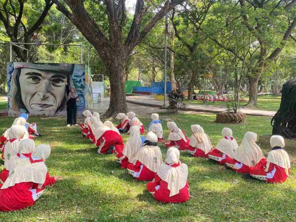 Serunya Belajar Bahasa Inggris di Alam Terbuka: LC MTsN 3 Jombang Gelar Outdoor Learning di Taman Kebon Ratu