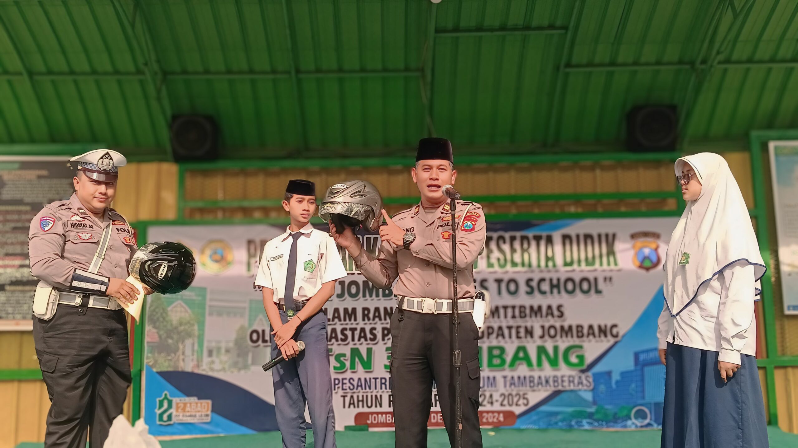 POLICE JOMBANG GOES TO SCHOOL: Edukasi Keselamatan dan Karakter untuk Siswa MTsN 3 Jombang