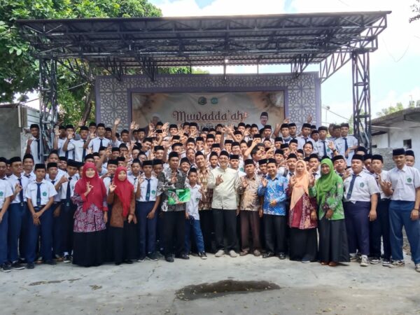 Doa, Restu, dan Spirit Sukses Ujian: Sowan dan Ziarah Kelas IX MTsN 3 Jombang 2025 Doa, Restu, dan Spirit Sukses Ujian: Sowan dan Ziarah Kelas IX MTsN 3 Jombang 2025