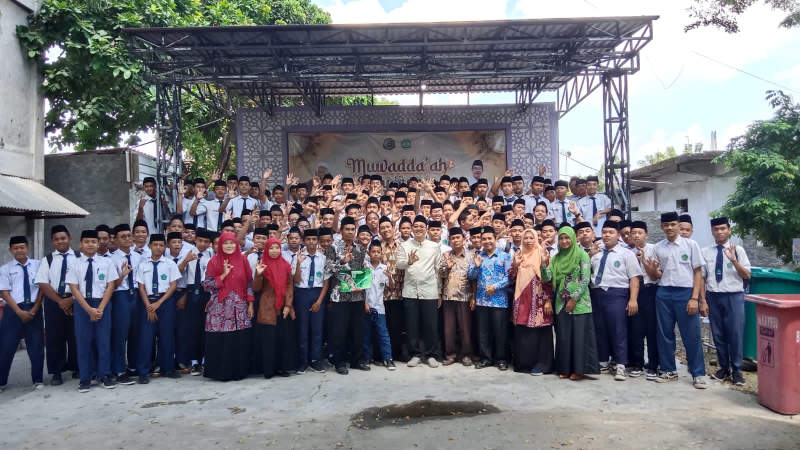Doa, Restu, dan Spirit Sukses Ujian: Sowan dan Ziarah Kelas IX MTsN 3 Jombang 2025 Doa, Restu, dan Spirit Sukses Ujian: Sowan dan Ziarah Kelas IX MTsN 3 Jombang 2025