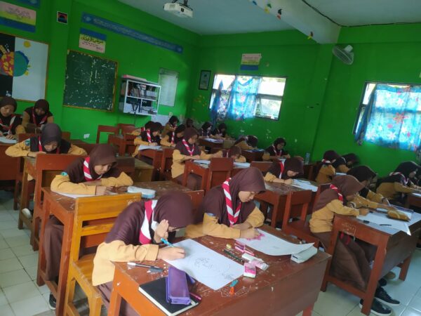 MTsN 3 Jombang Gelar Lomba Poster Antarkelas Bertema Dua Abad Bahrul Ulum MTsN 3 Jombang Gelar Lomba Poster Antarkelas Bertema Dua Abad Bahrul Ulum