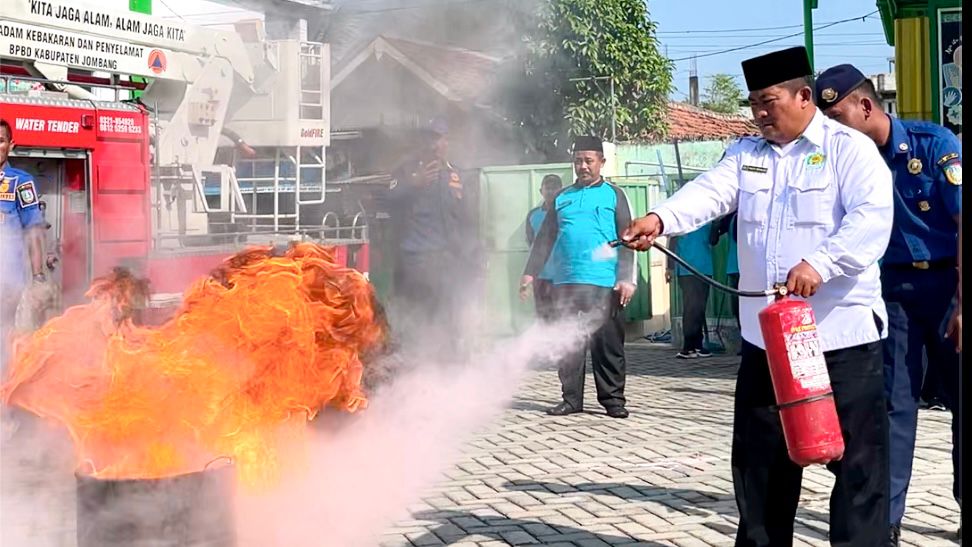 MTsN 3 Jombang Gelar Edukasi Mitigasi Kebakaran Bersama BPBD Jombang MTsN 3 Jombang Gelar Edukasi Mitigasi Kebakaran Bersama BPBD Jombang
