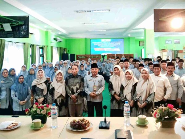 MTsN 3 Jombang dan UNESA Gelar Pelatihan Penguatan Kompetensi Guru Berbasis AI
