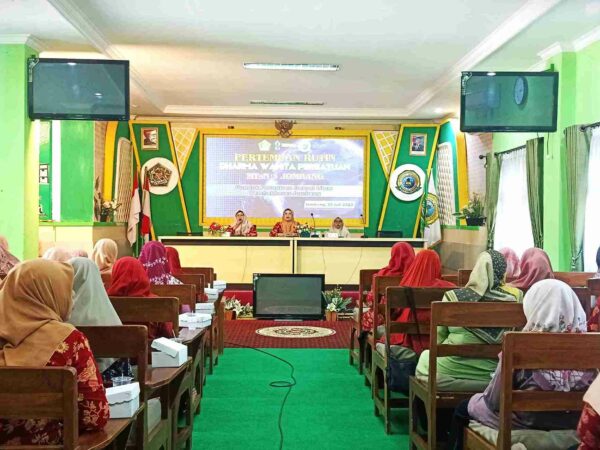 Dharma Wanita MTsN 3 Jombang Gelar Pertemuan Rutin dan Pelatihan Make Up Dasar