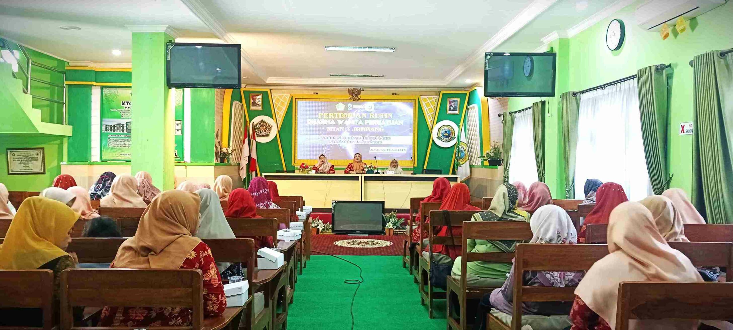 Dharma Wanita MTsN 3 Jombang Gelar Pertemuan Rutin dan Pelatihan Make Up Dasar