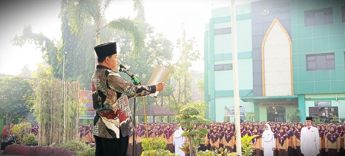 Khidmat dan Meriah, MTsN 3 Jombang Gelar Upacara Kemerdekaan ke-80 RI