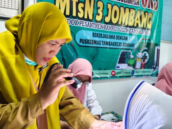 MTsN 3 Jombang Gelar Screening Kesehatan Siswa Bekerjasama dengan Puskesmas Tambakrejo MTsN 3 Jombang Gelar Screening Kesehatan Siswa Bekerjasama dengan Puskesmas Tambakrejo