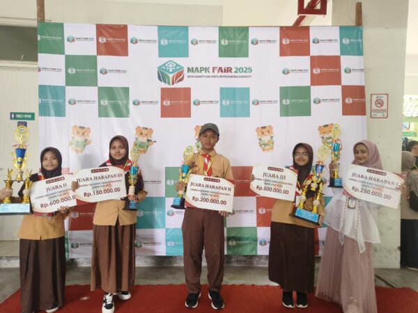 Prestasi Membanggakan: Siswa MTsN 3 Jombang Raih Juara di Ajang Nasional MAPK Fair 2025 Prestasi Membanggakan: Siswa MTsN 3 Jombang Raih Juara di Ajang Nasional MAPK Fair 2025