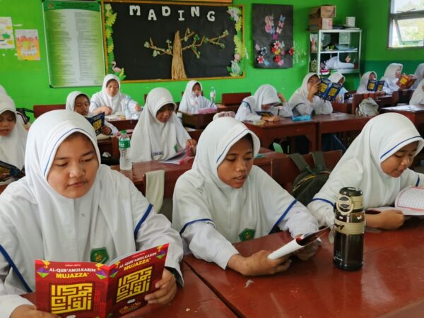Semarak Hari Santri Nasional, MTsN 3 Jombang Gelar Khotmil Qur’an Serentak Penuh Kekhidmatan