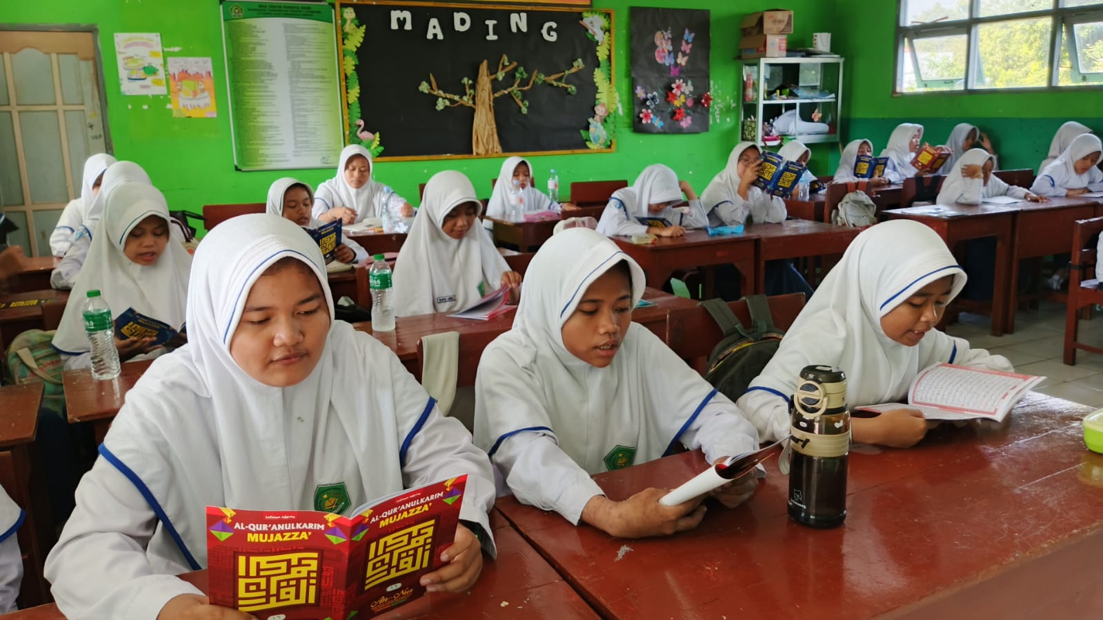 Semarak Hari Santri Nasional, MTsN 3 Jombang Gelar Khotmil Qur’an Serentak Penuh Kekhidmatan Semarak Hari Santri Nasional, MTsN 3 Jombang Gelar Khotmil Qur’an Serentak Penuh Kekhidmatan