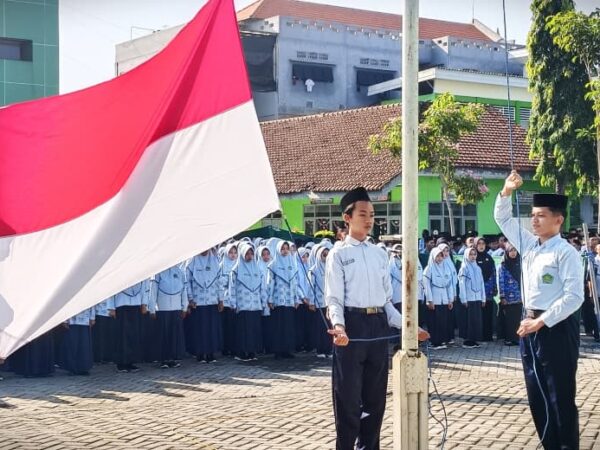 Peringatan Hari Kesaktian Pancasila, MTsN 3 Jombang Tanamkan Semangat Kebangsaan pada Siswa
