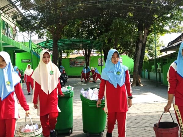 MTsN 3 Jombang Gelar Sedekah Sampah dalam Rangka World Cleanup Day dan Hari Santri Nasional 2025 MTsN 3 Jombang Gelar Sedekah Sampah dalam Rangka World Cleanup Day dan Hari Santri Nasional 2025