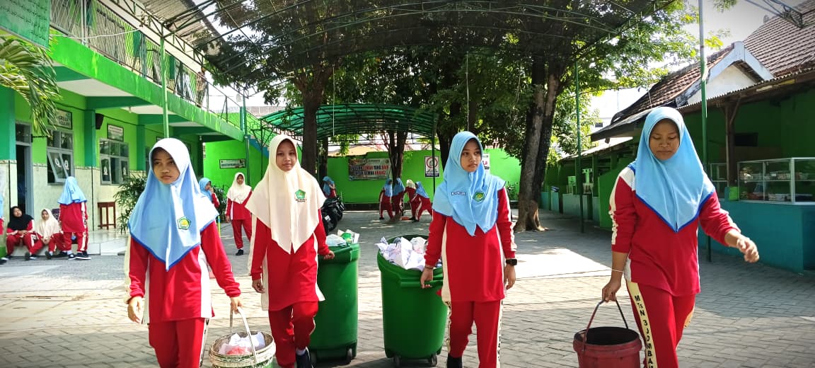 MTsN 3 Jombang Gelar Sedekah Sampah dalam Rangka World Cleanup Day dan Hari Santri Nasional 2025