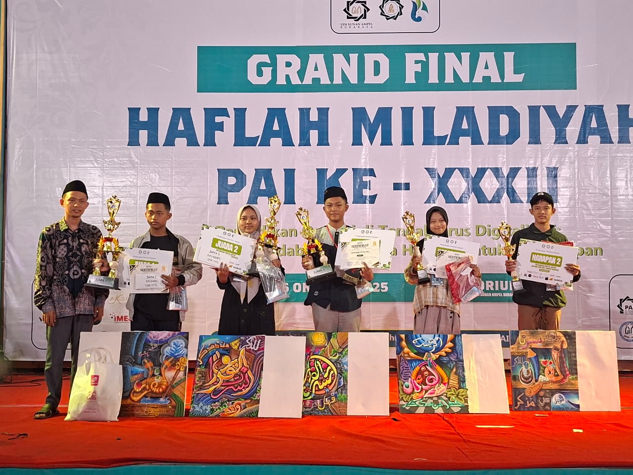 Siswa MTsN 3 Jombang Raih Juara Nasional Lomba Kaligrafi Haflah Miladiyah PAI UINSA XXXII 2025 Siswa MTsN 3 Jombang Raih Juara Nasional Lomba Kaligrafi Haflah Miladiyah PAI UINSA XXXII 2025