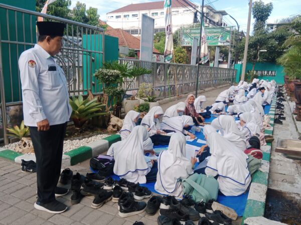 Kepala MTsN 3 Jombang Tinjau Langsung Pelaksanaan Ujian Tulis dan Lisan Arabic Club Language Center of MTsN 3 Jombang
