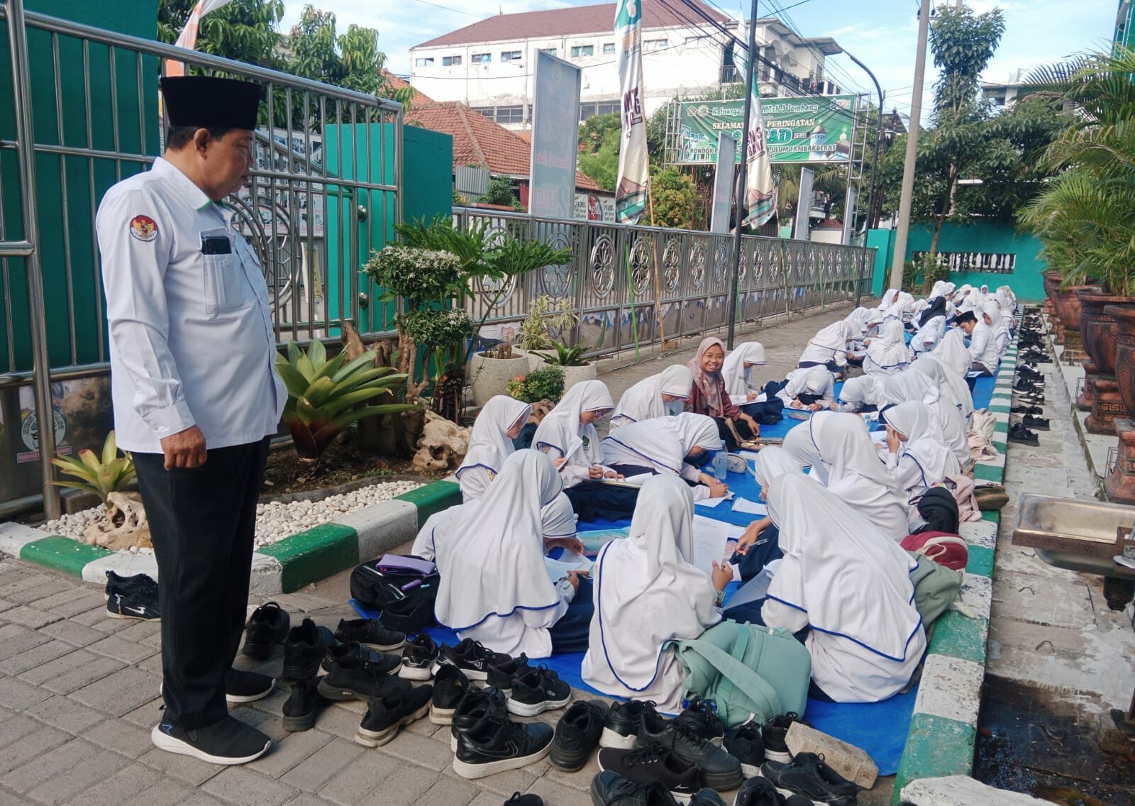 Kepala MTsN 3 Jombang Tinjau Langsung Pelaksanaan Ujian Tulis dan Lisan Arabic Club Language Center of MTsN 3 Jombang