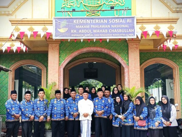 MTsN 3 Jombang Gelar Ziarah ke Makam Pahlawan Nasional KH. Abdul Wahab Hasbullah: Meneladani Perjuangan Ulama dan Pahlawan Bangsa