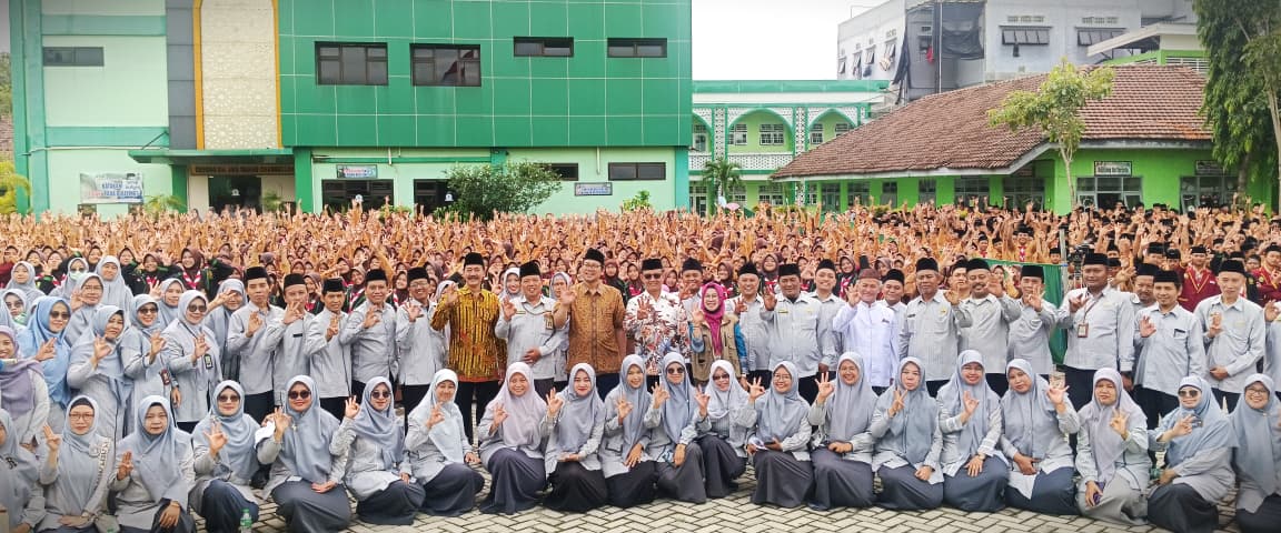MTsN 3 Jombang Bahrul Ulum Tambakberas Teguhkan Komitmen Memenuhi Hak Anak Lewat Deklarasi Satuan Pendidikan Ramah Anak MTsN 3 Jombang Bahrul Ulum Tambakberas Teguhkan Komitmen Memenuhi Hak Anak Lewat Deklarasi Satuan Pendidikan Ramah Anak