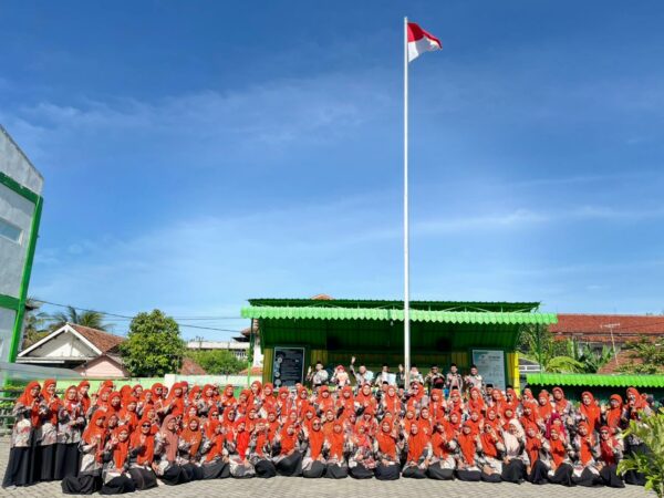 Dari Hati untuk Guru: Momen Spesial Upacara Hari Guru di MTsN 3 Jombang